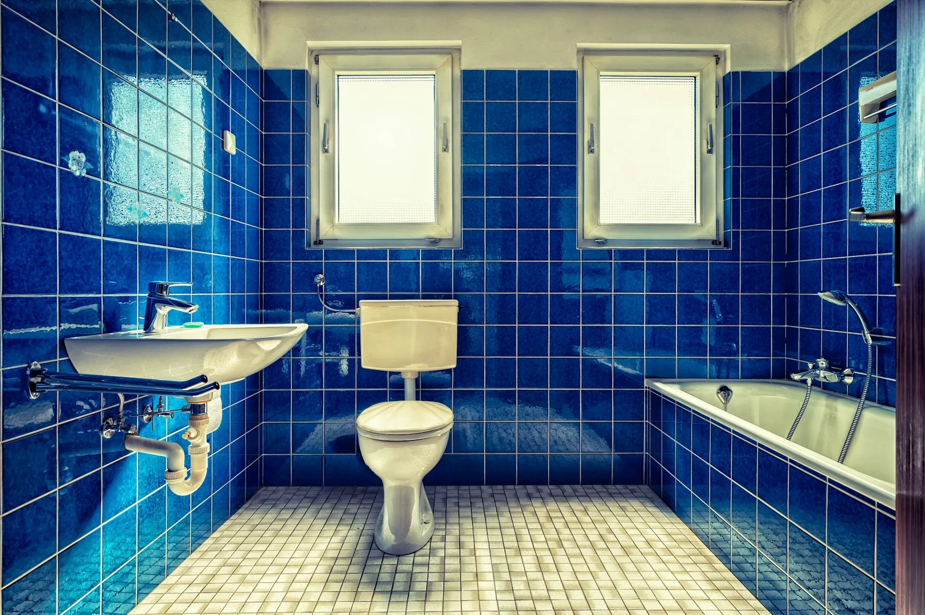 Salle d’eau datée avant travaux, faïence bleue et lavabo ancien